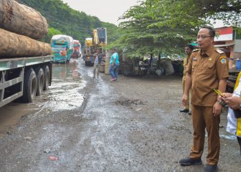 Wabup Gresik Sidak Jalan Rusak, Respon Cepat, Langsung Perintahkan Perbaikan Malam Ini Juga