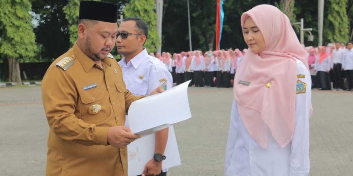 Serahkan SK Penyesuaian Tunjangan Jabatan Fungsional, Bupati Gresik Minta PPPK Tingkatkan Kompetensi dan Peduli Lingkungan