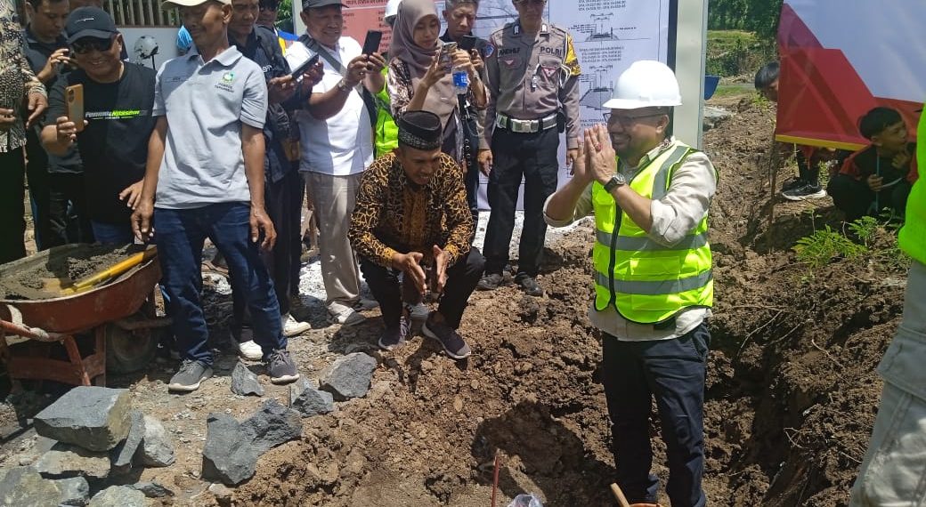Anggota DPR RI Sumail Abdullah Hadiri Peletakan Batu Pertama Jembatan Gantung di Desa Tapanrejo Muncar