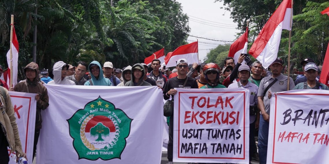 Ribuan Pendemo Aliansi Anti Mafia Tanah Jatim Tuntut Status Kepemilikan Lahan Tambak Oso