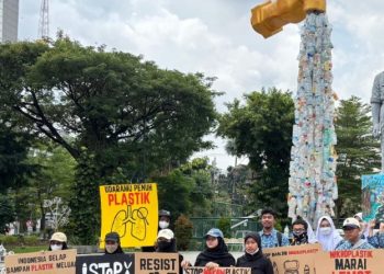 Siswa SMA Al Muslim Orasi Peduli  Sampah di Depan Grahadi Surabaya