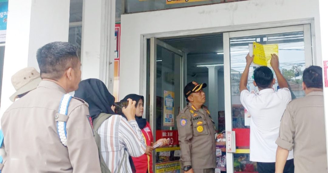 Tindak Lanjuti Persoalan Izin Toko Modern, Pemkab Bojonegoro Pasang Stiker Khusus
