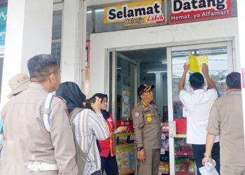 Tindak Lanjuti Persoalan Izin Toko Modern, Pemkab Bojonegoro Pasang Stiker Khusus