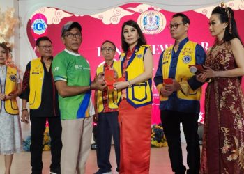 Tiga Yayasan Terima Bansos dari Lions Club Surabaya Grand