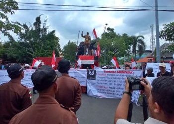 Ratusan Warga Unjukrasa Kejari Sidoarjo, Tuntut Kejelasan Kasus Dugaan Pungli PTSL Desa Banjarkemantren