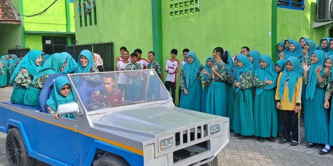 Siswa SMP Negeri 1 Gedangan Berebut Naik Mobil Listrik Karya Siswa SMK Senopati