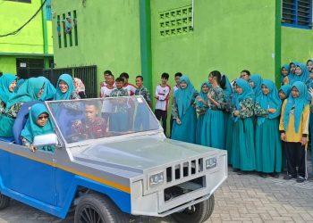 Siswa SMP Negeri 1 Gedangan Berebut Naik Mobil Listrik Karya Siswa SMK Senopati