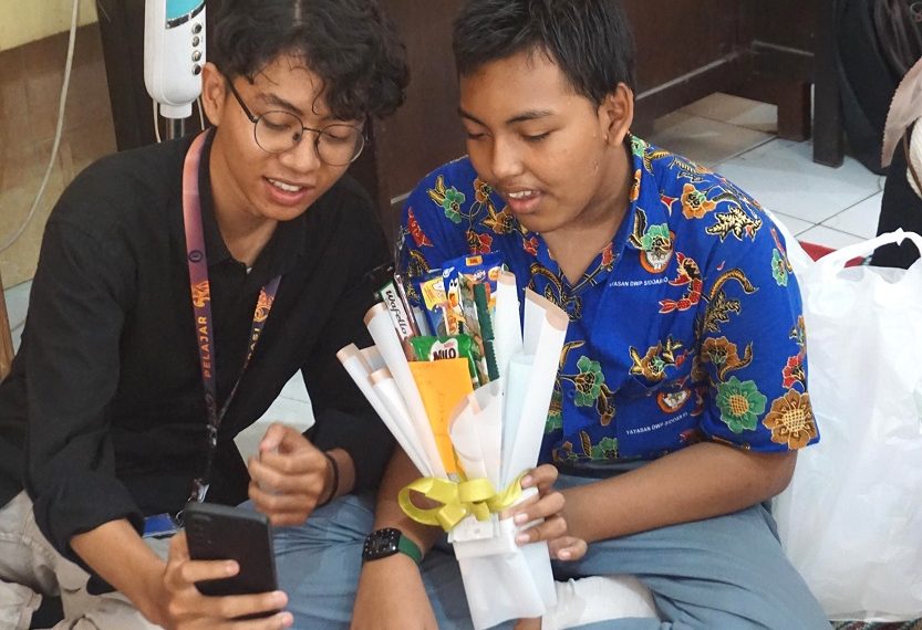 Gen Pelajar Kenalkan Kecerdasan Digital pada Siswa SLB Dharma Wanita Sidoarjo
