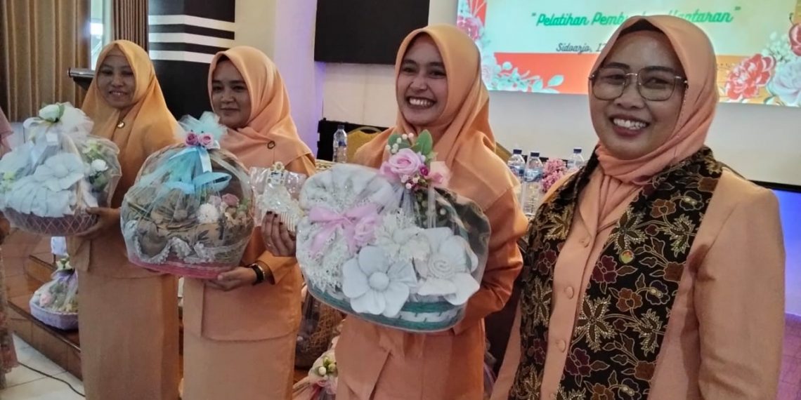 DWP SMA Negeri 1 Waru Menggelar Pelatihan Pembuatan Hantaran