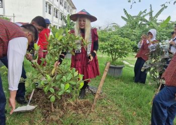 SMP Negeri 61 Surabaya Hadirkan Native Speaker dari Negara Amerika