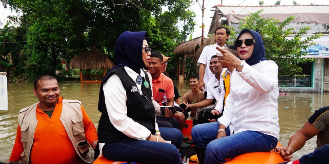 Dikepung Banjir, Wabup Dan Ketua TP PKK Sidoarjo Kunjungi Korban di Lokasi Berbeda