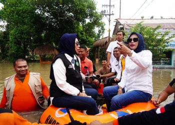 Dikepung Banjir, Wabup Dan Ketua TP PKK Sidoarjo Kunjungi Korban di Lokasi Berbeda