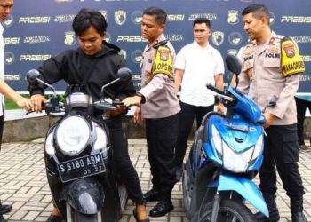 Disambut Senyum Sumringah, Kapolres Gresik Kembalikan Motor yang Dicuri Kepada Pemiliknya