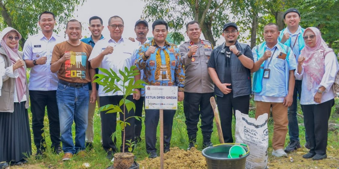 Jaga Keseimbangan Ekologi dan Lingkungan, Pemkab, PWI dan Industri di Gresik Gelar Penanaman Pohon