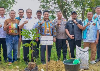 Jaga Keseimbangan Ekologi dan Lingkungan, Pemkab, PWI dan Industri di Gresik Gelar Penanaman Pohon