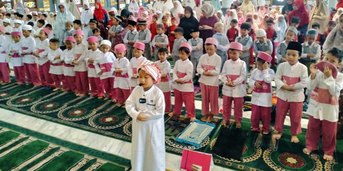 Di Masjid Al Akbar, KBTK Al Hikmah Surabaya Tutup Pembelajaran Topik Ramadan dengan Berlatih Sholat Ied Berjamaah
