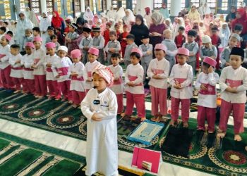 Di Masjid Al Akbar, KBTK Al Hikmah Surabaya Tutup Pembelajaran Topik Ramadan dengan Berlatih Sholat Ied Berjamaah