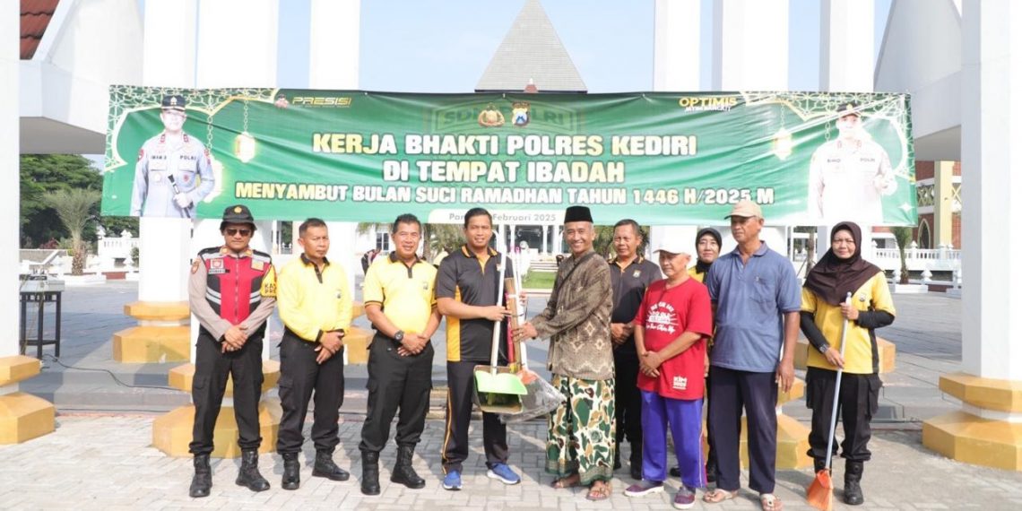 Sehari Jelang Ramadan, Polres Kediri Bersihkan Masjid An-Nur Pare dan Berikan Bansos Sumur Bor di Kepung