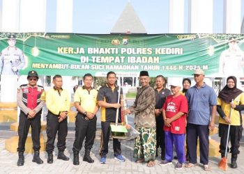 Sehari Jelang Ramadan, Polres Kediri Bersihkan Masjid An-Nur Pare dan Berikan Bansos Sumur Bor di Kepung