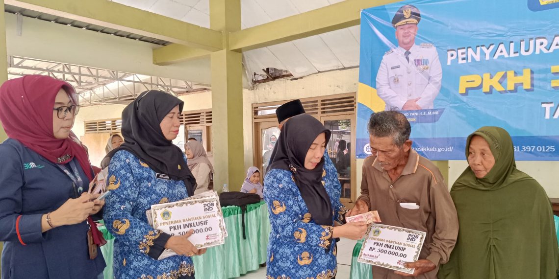Pemkab Gresik Salurkan Bansos PKH Inklusif dan Santunan Kehormatan bagi Marbot, Guru Ngaji, juga Penjaga Makam Rp 5,7 Miliar
