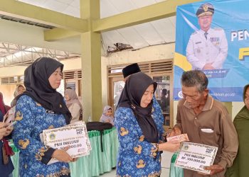 Pemkab Gresik Salurkan Bansos PKH Inklusif dan Santunan Kehormatan bagi Marbot, Guru Ngaji, juga Penjaga Makam Rp 5,7 Miliar