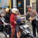 Sambil Bagikan Takjil, Satlantas Polres Kediri Imbau Pengguna Jalan untuk Tertib Berlalu Lintas