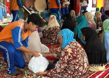 Siswa SMP Al Muslim Berbagi Sembako Pada Lansia