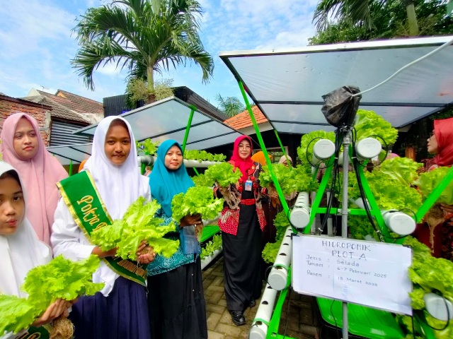 SMP Negeri 4 Sidoarjo Bagikan Takjil Sayur Slada Hasil Panen Program Adiwiyata