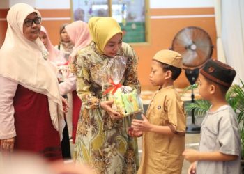 Istri Bupati Sidoarjo, dr Sriatun Apresiasi Al Muslim Bagikan 1.443 Sembako