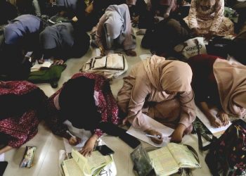 Kuatkan Literasi, Siswa SMAN 1 Waru Menulis Ayat-ayat Al Qur’an