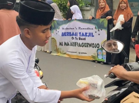 Tanamkan Kepedulian Sosial MI Ma’arif Pagerwojo Berbagi Takjil