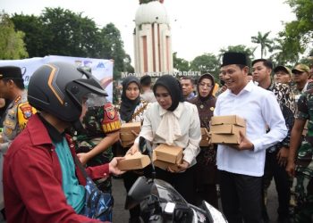 Bupati dan Wakil Bupati Sidoarjo Kompak Berebut Bagikan Takjil