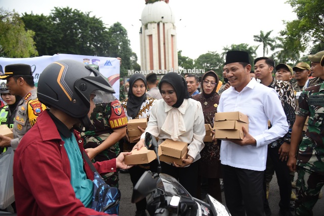 Bupati dan Wakil Bupati Sidoarjo Kompak Berebut Bagikan Takjil