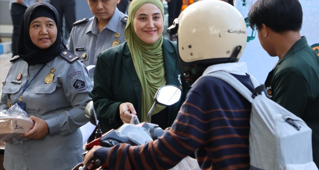 Imigrasi Surabaya Bagikan 100 Paket Takjil, Wujud Peduli ke Masyarakat