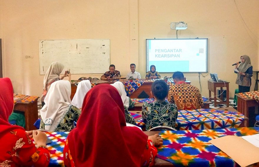 Disperpusip Sidoarjo Ajak Siswa SMP Negeri 3 Sidoarjo Mengenal Kearsipan