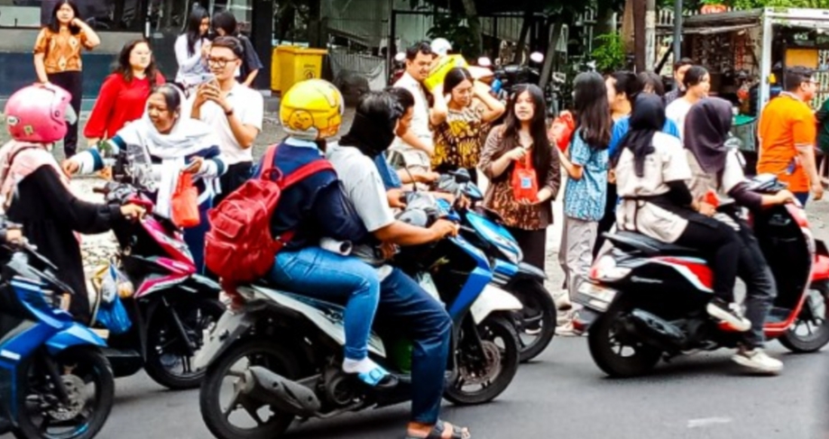 NSA Peduli Sesama, Puluhan Siswa Berbagi 1500 Takjil