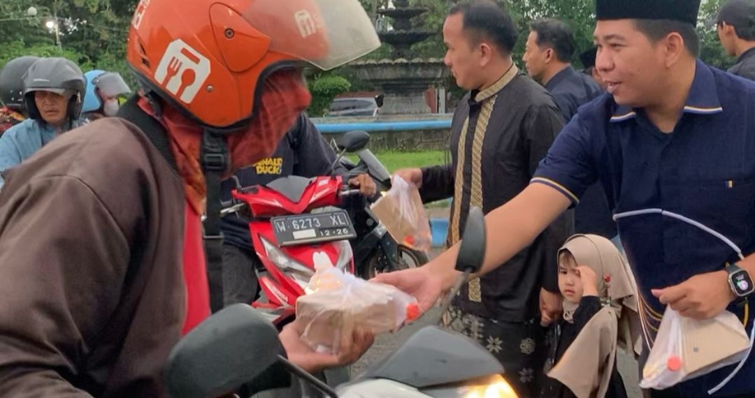 DPD Nasdem Sidoarjo Berbagi Paket Sembako dan Takjil, Sekretaris Nasdem Sidoarjo : Bulan Ramadhan Sebagai Ajang Fastabiqul Khairot