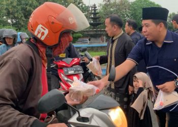 DPD Nasdem Sidoarjo Berbagi Paket Sembako dan Takjil, Sekretaris Nasdem Sidoarjo : Bulan Ramadhan Sebagai Ajang Fastabiqul Khairot