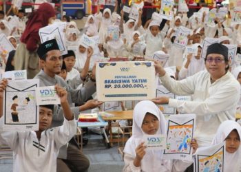 100 Anak Yatim Ikuti Lomba Mewarnai Damar Kurung di Milad YDSF