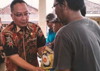 Wabup Gresik Serahkan Bantuan Bahan Pokok untuk Nelayan Ujungpangkah Terdampak Cuaca Ekstrem