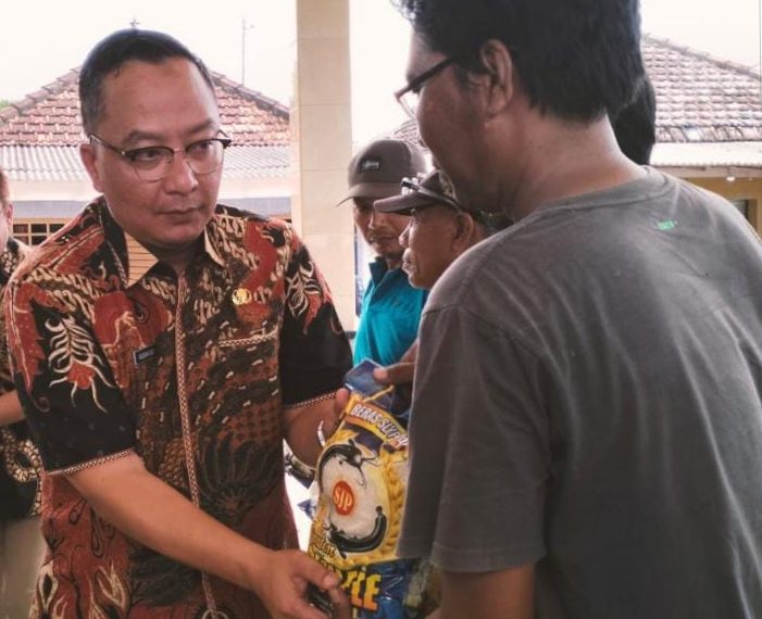 Wabup Gresik Serahkan Bantuan Bahan Pokok untuk Nelayan Ujungpangkah Terdampak Cuaca Ekstrem