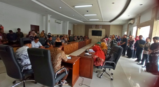 Puluhan Orang Perwakilan CASN P3K Geruduk Kantor DPRD Sidoarjo, Tuntut SE Menpan RB Dicabut