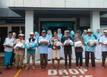 Tukang Becak di Pamekasan Dapat Bantuan Sembako dari Srikandi PLN UP3 Madura