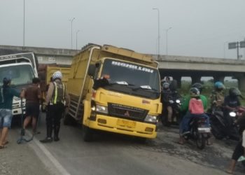 Ruas Jalan Banjarsari – Kedanyang Rusak Parah, Dua Truk Terjebak Ambles Bikin Arus Lalin Padat Merayap