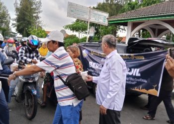 Bamag Gresik Bagi-bagi Takjil sebagai Bentuk Kepeduian kepada Kaum Muslim