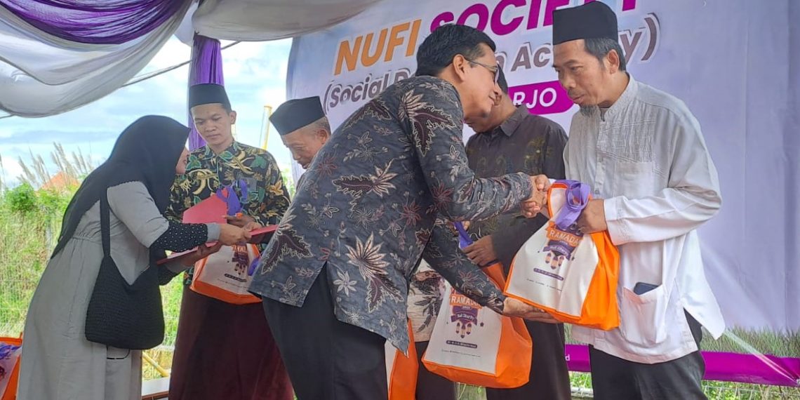SMP Nurul Fikri Sidoarjo Beri Santunan Guru Ngaji dan Pengobatan Gratis