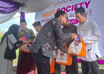 SMP Nurul Fikri Sidoarjo Beri Santunan Guru Ngaji dan Pengobatan Gratis