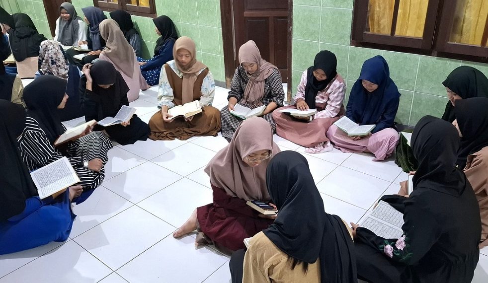 SMK Antartika 2 Sidoarjo Perbaiki Akhlak Siswanya di Ponpes Al Falah Panji