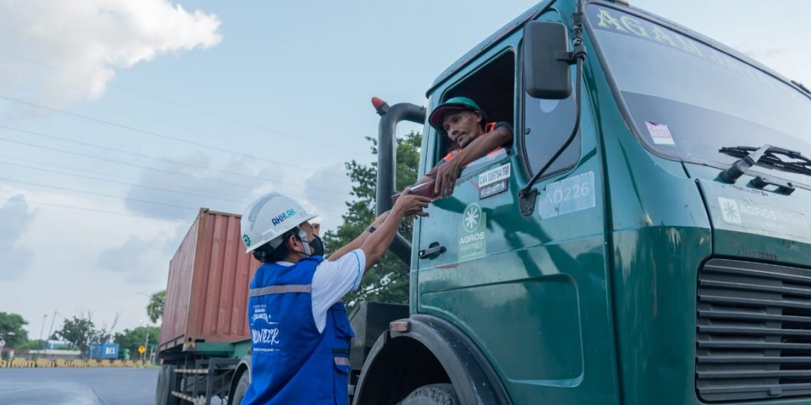 TPS Bagikan Takjil kepada Pengemudi Truk Eksternal