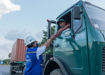 TPS Bagikan Takjil kepada Pengemudi Truk Eksternal